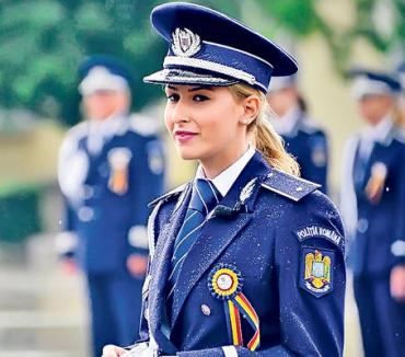 O blondă a absolvit cu cea mai mare medie din istoria Academiei de Poliţie